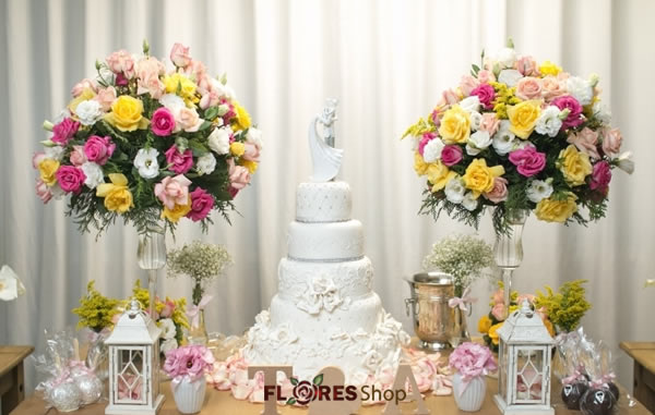 2377 Arranjo de Mesa Rosas e Lizianthus