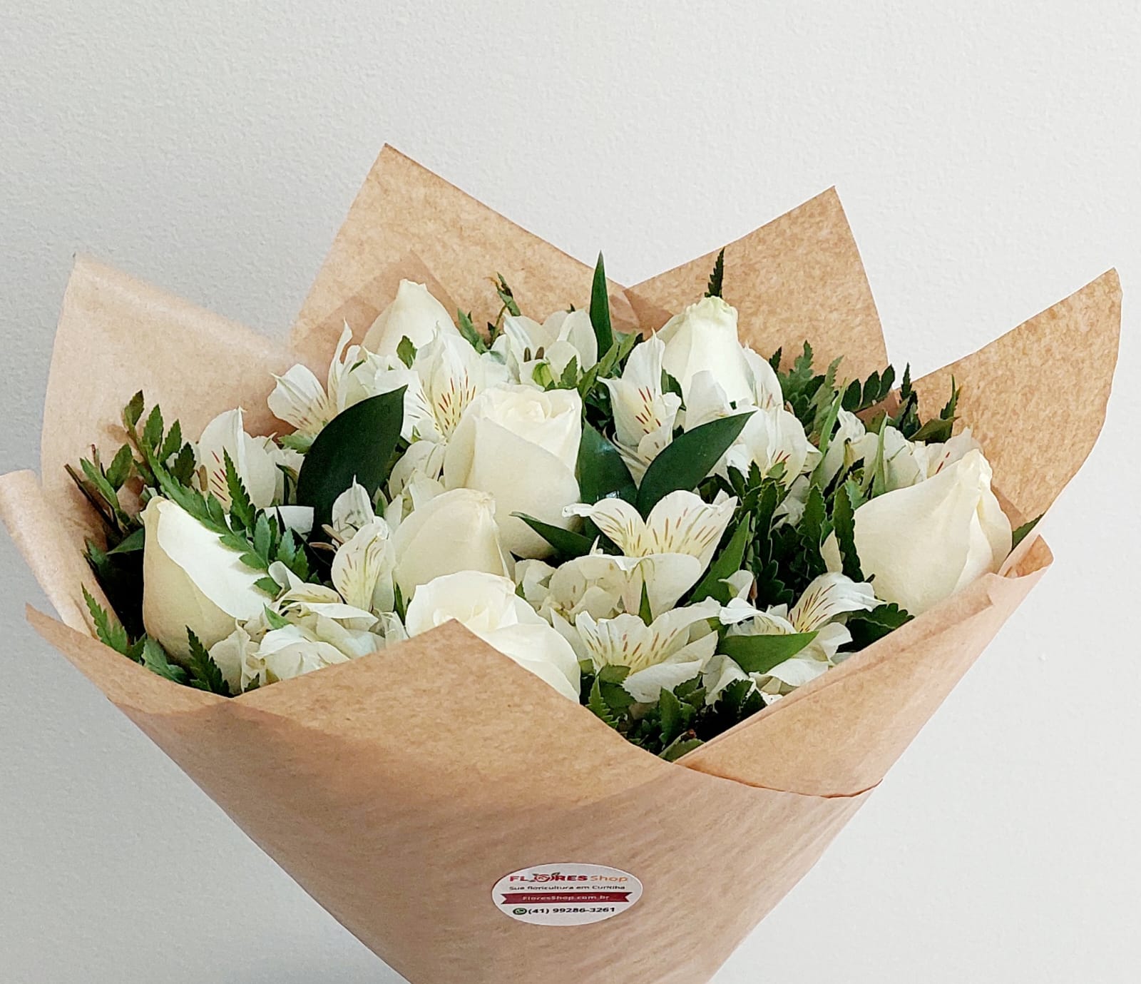 6520 Buquê flores brancas com 8 rosas