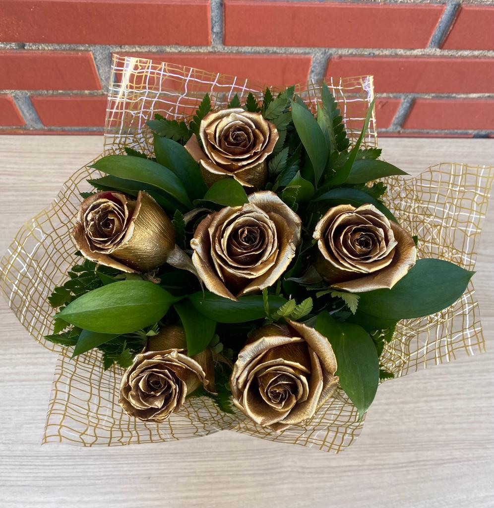 6796 Tudo Dourado com 6 rosas