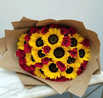 5962 Buquê com rosas e Girassol