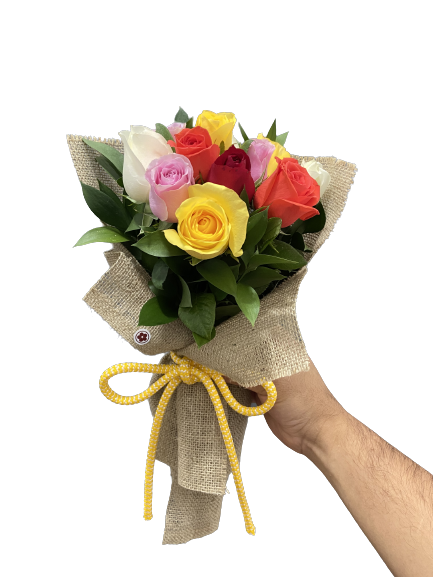 5951 Buquê de 18 Rosas coloridas embaladas em juta.