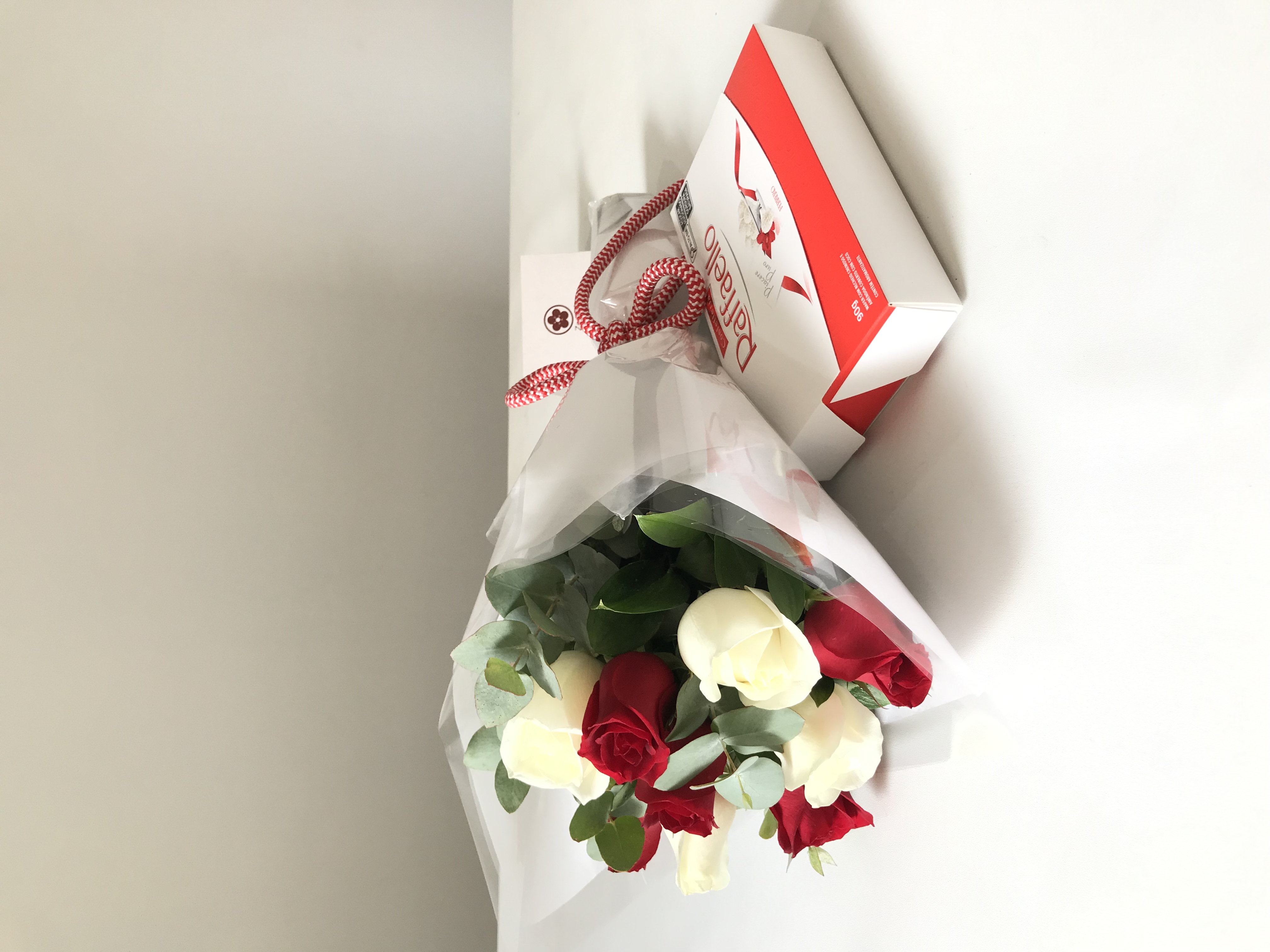 7027 Buquê de Rosas vermelhas e Brancas