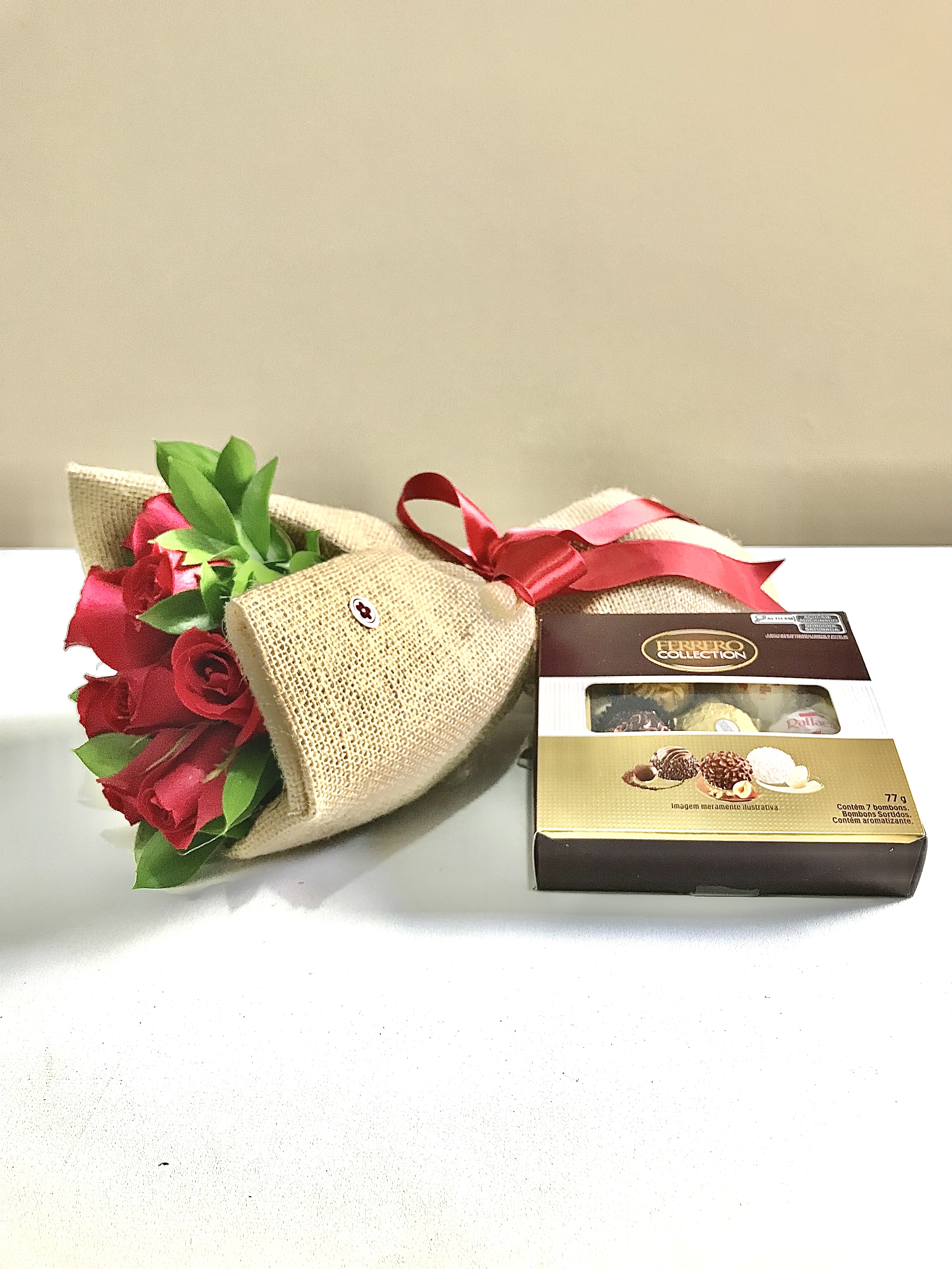 7127 Buquê de Rosas Vermelhas com Bombons Ferrero Collection.